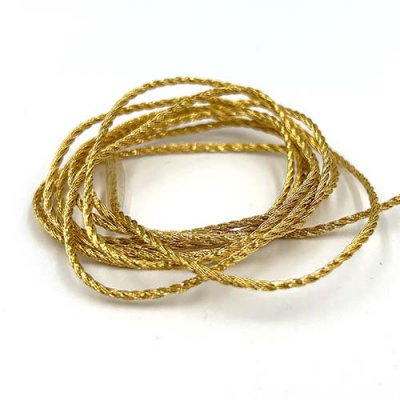 Gold Torsade creates a classic, regal, elegant look