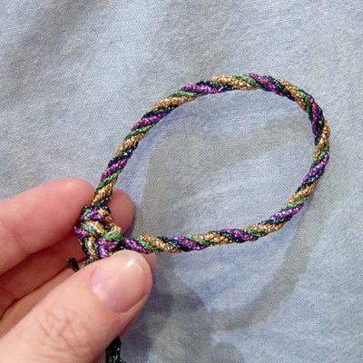 Make bracelets in team colors