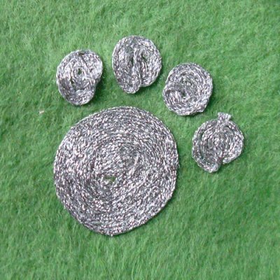 Make paw prints with iron-on thread