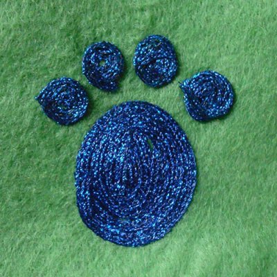 Make paw prints with iron-on thread